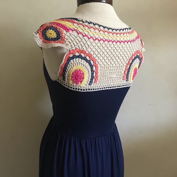 Beautiful Deep Décolleté Crochet Dress - Picture 3 of 6